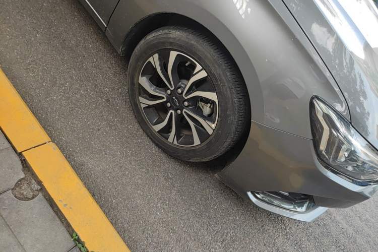 Used Chevrolet Monza 2020 Light Hybrid RS 330T Automatic Comfort Edition Right Front Wheel Hub