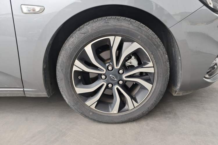 Used Chevrolet Monza 2020 Light Hybrid RS 330T Automatic Comfort Edition Right Front Wheel Hub