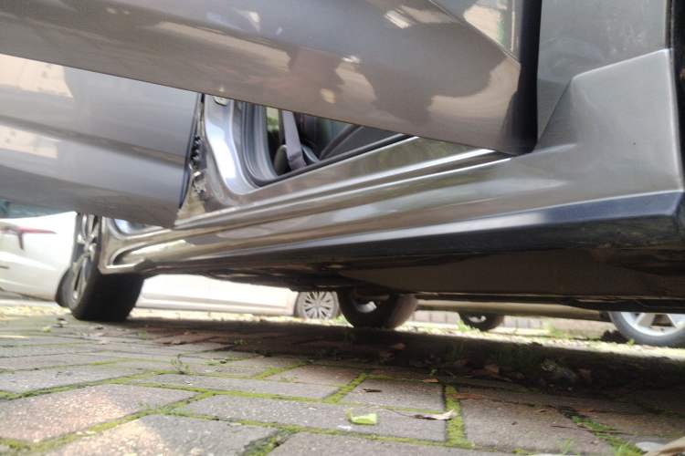 Used Chevrolet Monza 2020 Light Hybrid RS 330T Automatic Thrill Edition Right Side Sill
