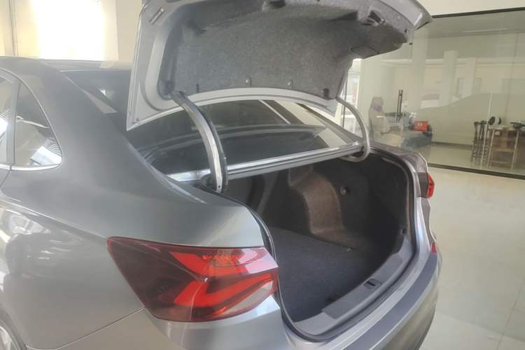 Used Chevrolet Monza 2020 320 Automatic Enjoyment Edition Trunk