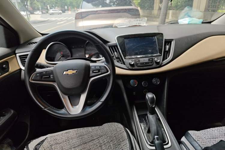 Used Chevrolet Monza 2020 320 Automatic Enjoyment Edition Center Console