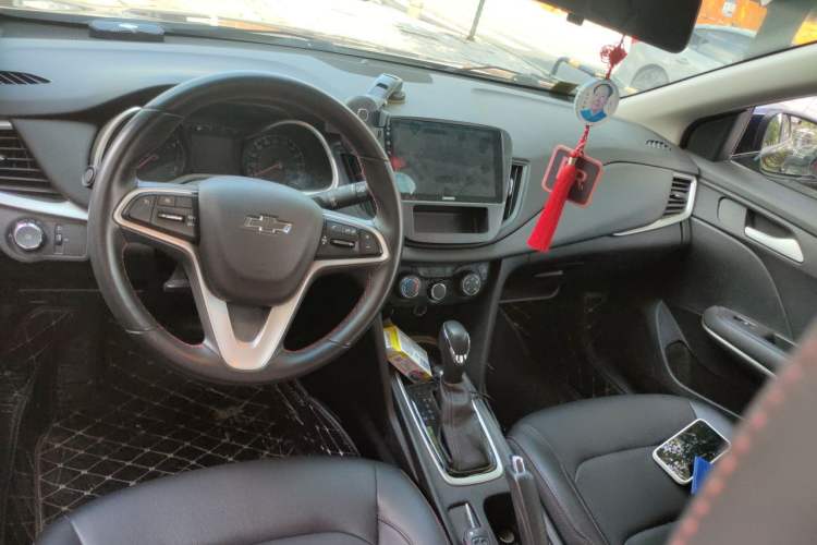 Used Chevrolet Monza 2020 Light Hybrid Redline 320T Dual-Clutch Joyful Edition Center Console