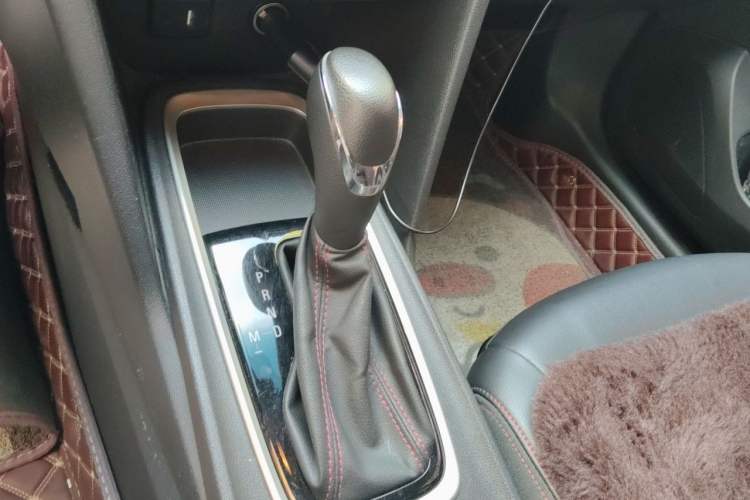 Used Chevrolet Monza 2020 Light Hybrid Redline 320T Dual-Clutch Thrilling Edition Gear Lever