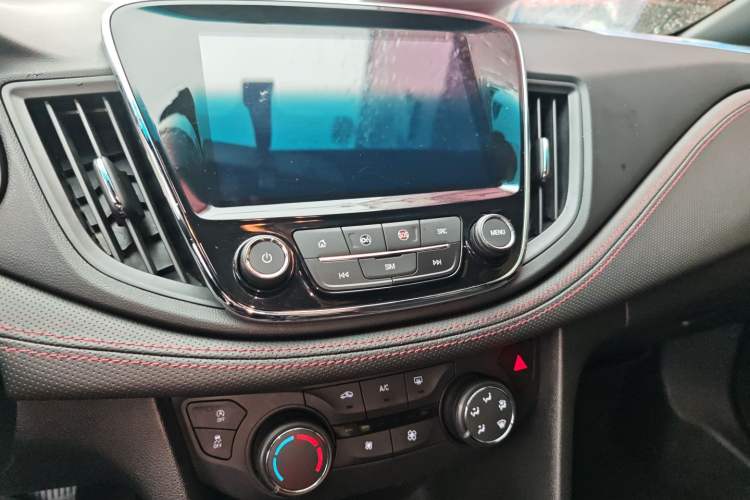 Used Chevrolet Monza 2020 Light Hybrid RS 330T Automatic Comfort Edition Interior 2