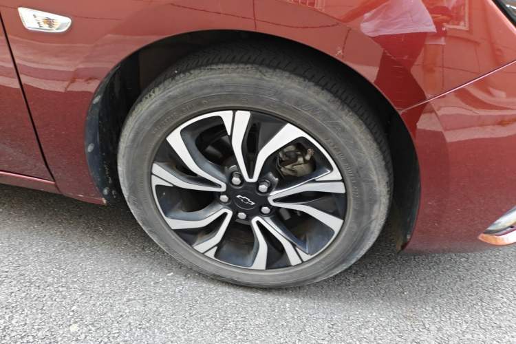 Used Chevrolet Monza 2020 Light Hybrid RS 330T Automatic Comfort Edition Right Front Wheel Hub