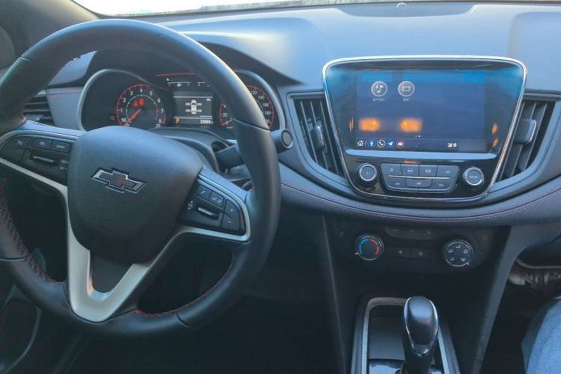 Used Chevrolet Monza 2020 Light Hybrid RS 330T Automatic Comfort Edition Center Console