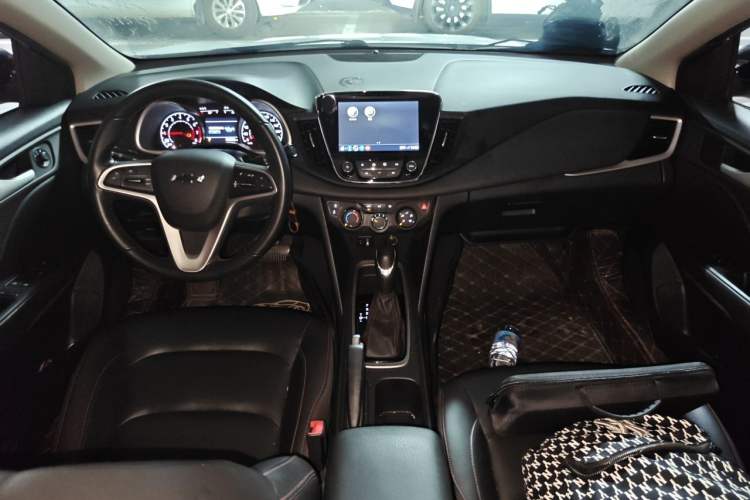 Used Chevrolet Monza 2020 Light Hybrid Redline 320T Dual-Clutch Joyful Edition Center Console