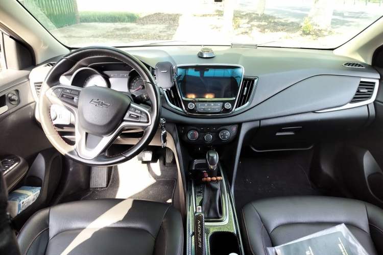 Used Chevrolet Monza 2020 Light Hybrid Redline 320T Dual-Clutch Thrilling Edition Center Console