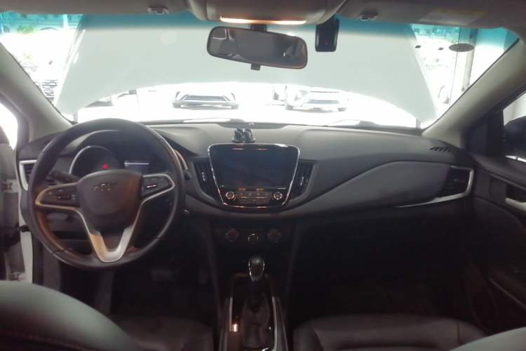 Used Chevrolet Monza 2020 Light Hybrid Redline 320T Dual-Clutch Joyful Edition Center Console
