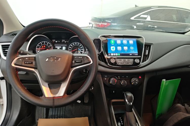 Used Chevrolet Monza 2020 Light Hybrid Redline 320T Dual-Clutch Joyful Edition Center Console