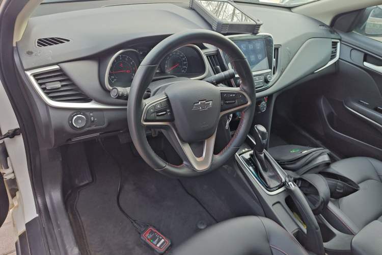Used Chevrolet Monza 2020 Light Hybrid Redline 320T Dual-Clutch Joyful Edition Center Console