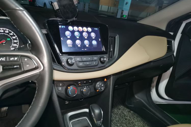 Used Chevrolet Monza 2020 320 Automatic Enjoyment Edition Center Console