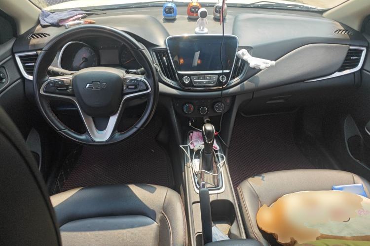 Used Chevrolet Monza 2020 Light Hybrid Redline 320T Dual-Clutch Joyful Edition Center Console