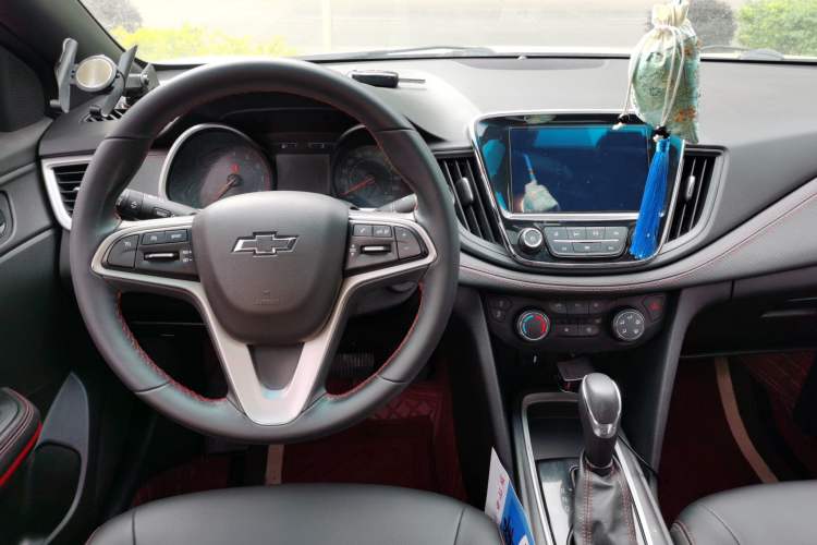 Used Chevrolet Monza 2020 Light Hybrid RS 330T Automatic Comfort Edition Center Console
