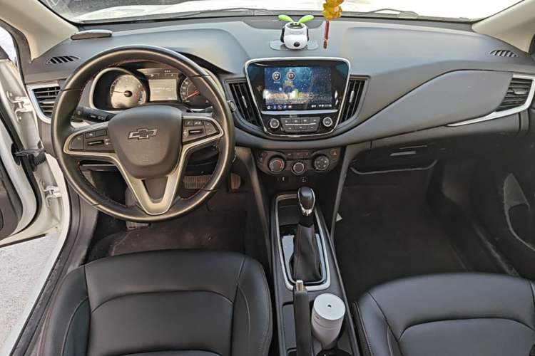 Used Chevrolet Monza 2020 Light Hybrid Redline 320T Dual-Clutch Joyful Edition Center Console