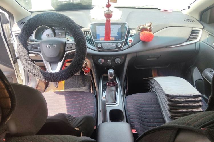 Used Chevrolet Monza 2020 Light Hybrid Redline 320T Dual-Clutch Joyful Edition Center Console
