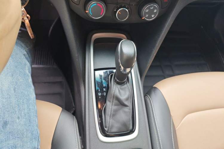 Used Chevrolet Monza 2020 320 Automatic Enjoyment Edition Gear Lever
