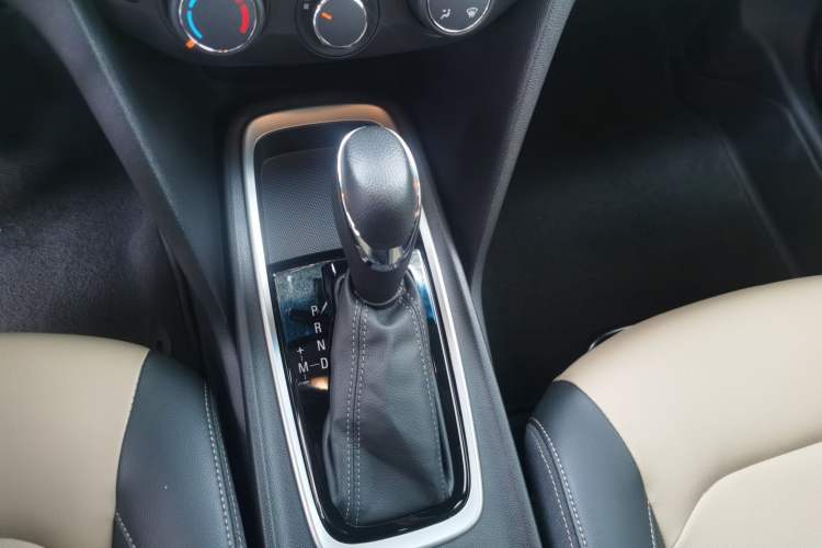Used Chevrolet Monza 2020 320 Automatic Enjoyment Edition Gear Lever