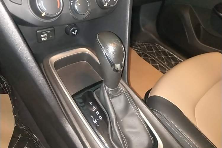 Used Chevrolet Monza 2020 320 Automatic Enjoyment Edition Gear Lever