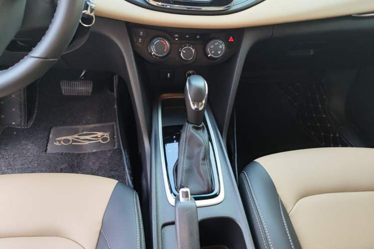 Used Chevrolet Monza 2020 320 Automatic Enjoyment Edition Gear Lever