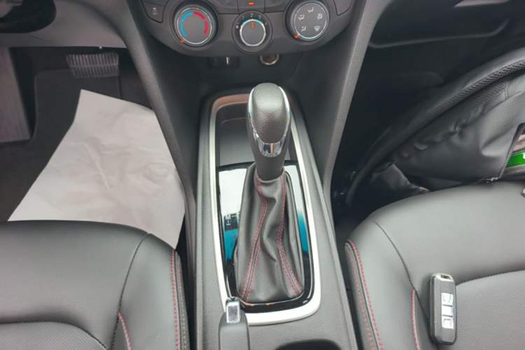 Used Chevrolet Monza 2020 Light Hybrid Redline 320T Dual-Clutch Joyful Edition Gear Lever