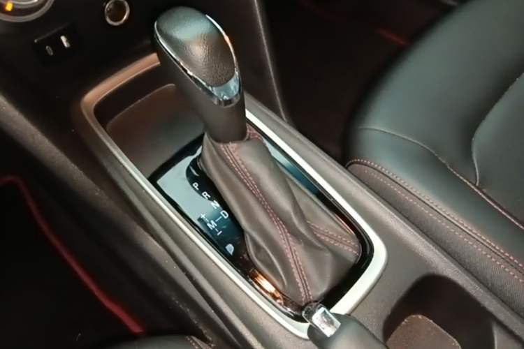 Used Chevrolet Monza 2020 Light Hybrid RS 330T Automatic Comfort Edition Gear Lever