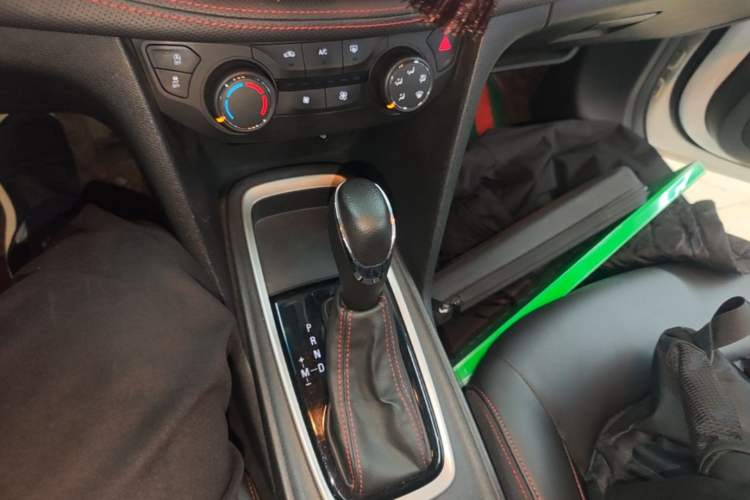 Used Chevrolet Monza 2020 Light Hybrid RS 330T Automatic Comfort Edition Gear Lever