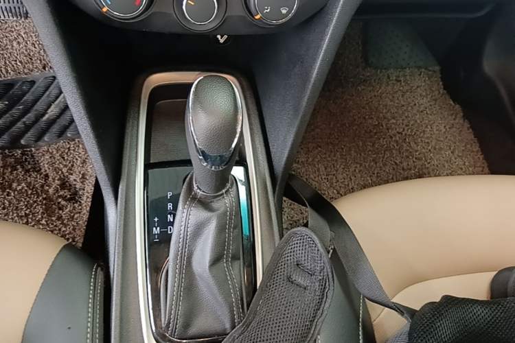 Used Chevrolet Monza 2020 320 Automatic Enjoyment Edition Gear Lever