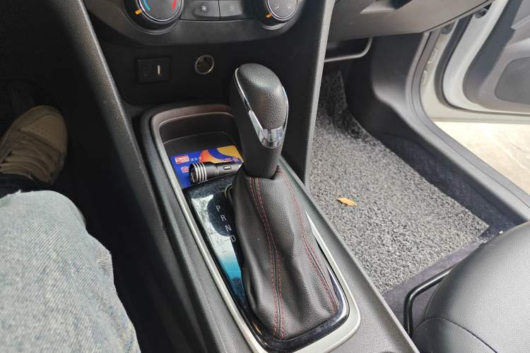 Used Chevrolet Monza 2020 Light Hybrid RS 330T Automatic Comfort Edition Gear Lever