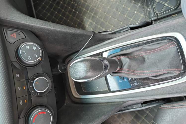 Used Chevrolet Monza 2020 Light Hybrid Redline 320T Dual-Clutch Joyful Edition Gear Lever