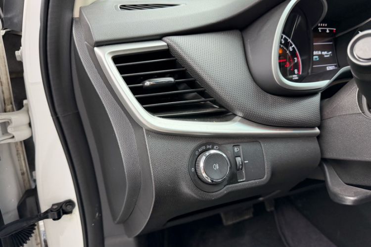 Used Chevrolet Monza 2020 Light Hybrid Redline 320T Dual-Clutch Thrilling Edition Interior 11