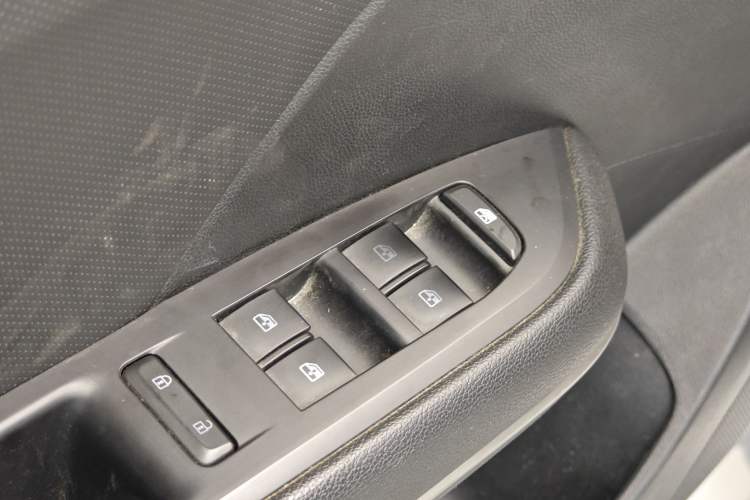 Used Chevrolet Monza 2020 Light Hybrid Redline 320T Dual-Clutch Thrilling Edition Interior 12
