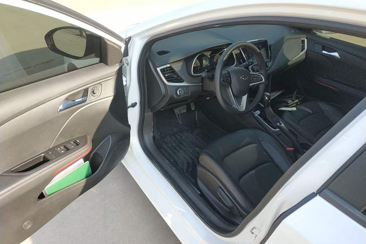 Used Chevrolet Monza 2020 Light Hybrid RS 330T Automatic Comfort Edition Interior 3