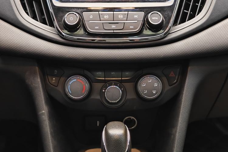 Used Chevrolet Monza 2020 Light Hybrid Redline 320T Dual-Clutch Thrilling Edition Interior 9