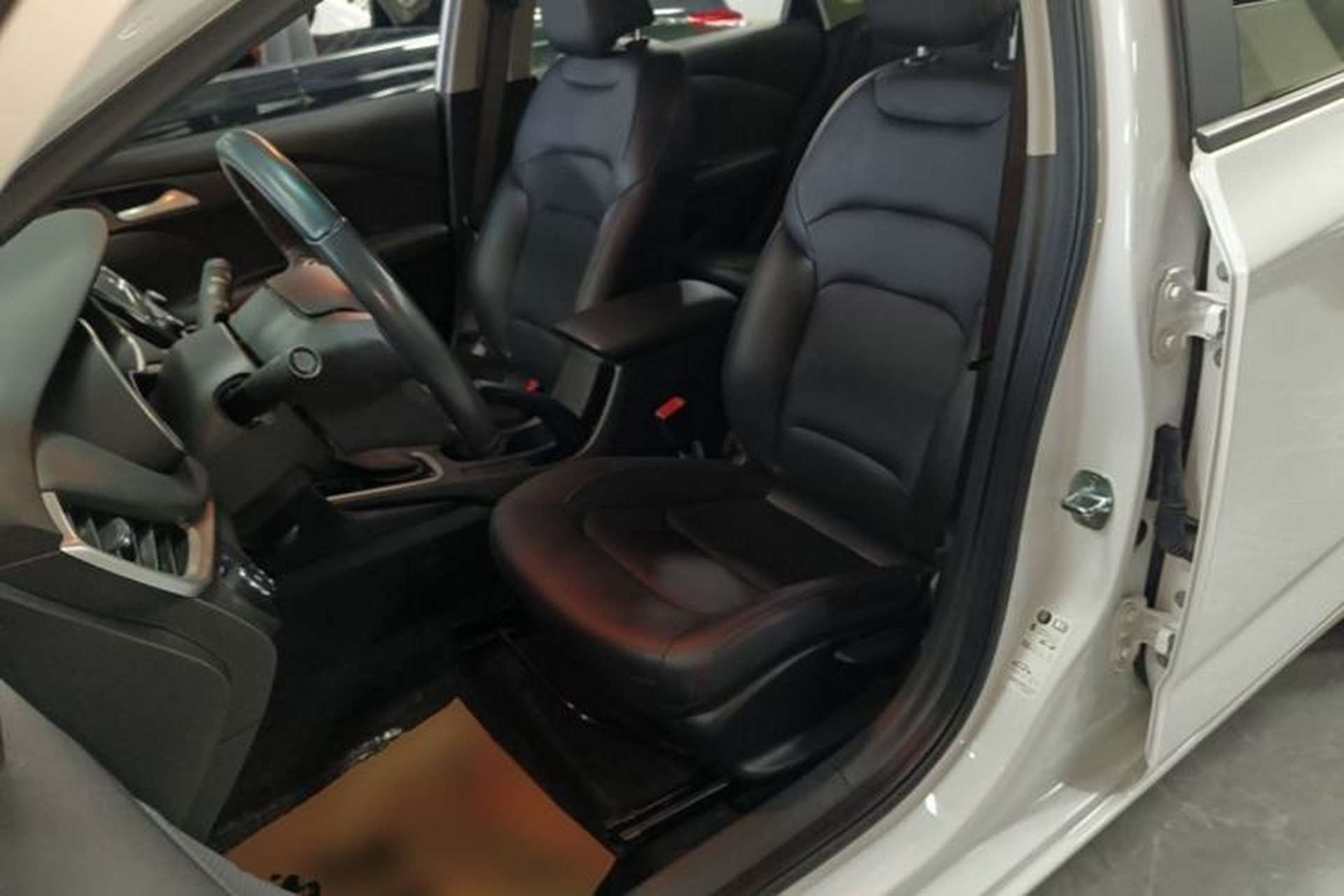 Used Chevrolet Monza 2020 Light Hybrid Redline 320T Dual-Clutch Thrilling Edition Left Front Seat