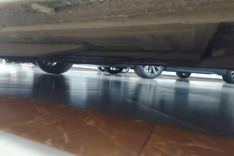 Used Chevrolet Monza 2020 Light Hybrid Redline 320T Dual-Clutch Thrilling Edition Left Side Sill
