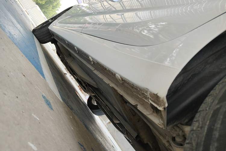 Used Chevrolet Monza 2020 Light Hybrid Redline 320T Dual-Clutch Thrilling Edition Left Side Sill