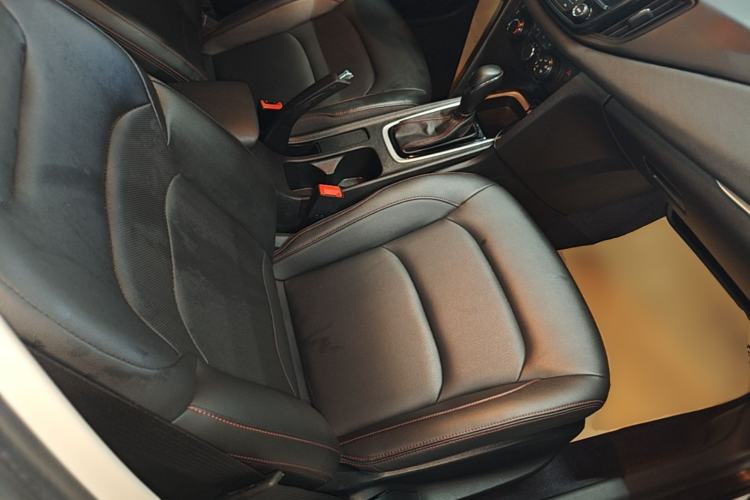 Used Chevrolet Monza 2020 Light Hybrid Redline 320T Dual-Clutch Thrilling Edition Right Front Seat