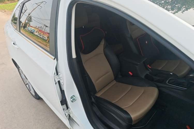 Used Chevrolet Monza 2020 320 Automatic Enjoyment Edition Right Front Seat