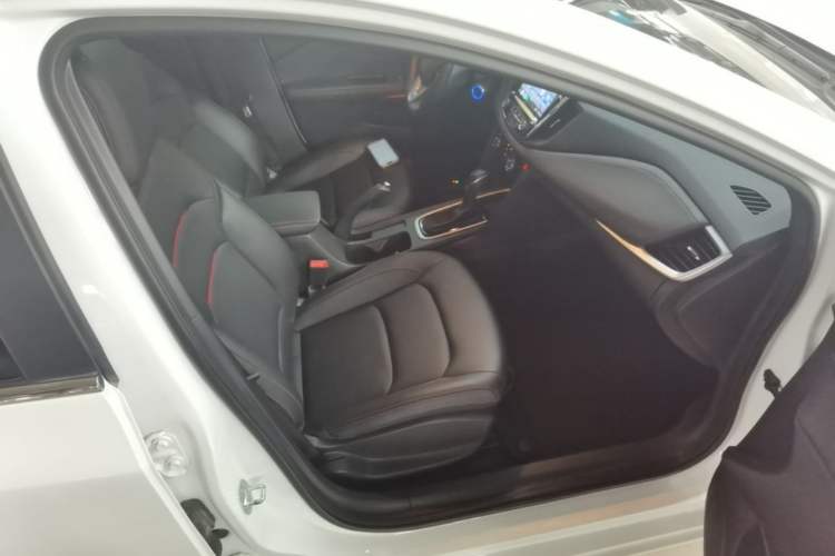 Used Chevrolet Monza 2020 Light Hybrid RS 330T Automatic Comfort Edition Right Front Seat