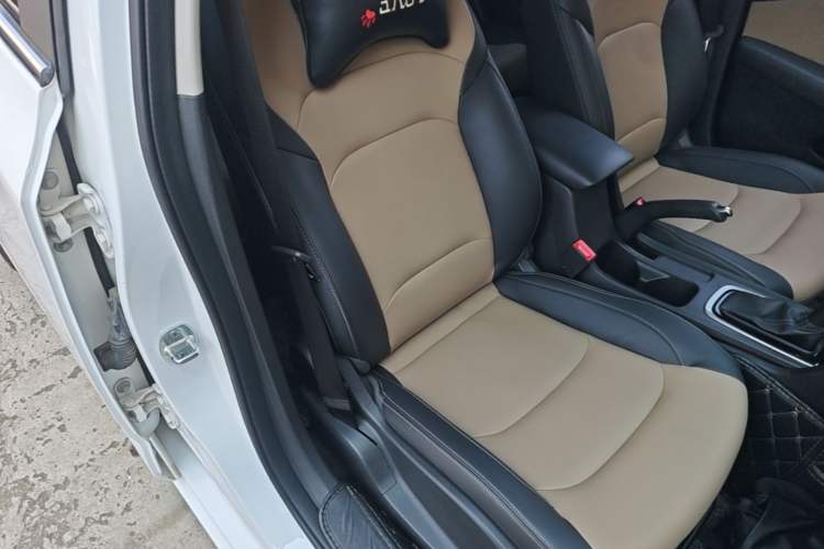 Used Chevrolet Monza 2020 320 Automatic Enjoyment Edition Right Front Seat