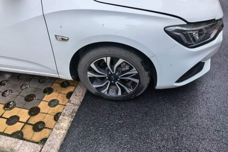 Used Chevrolet Monza 2020 Light Hybrid RS 330T Automatic Comfort Edition Right Front Wheel Hub