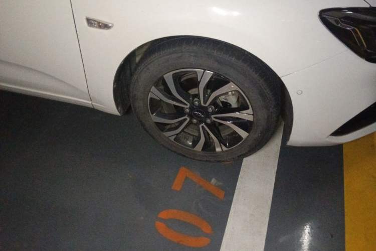 Used Chevrolet Monza 2020 Light Hybrid RS 330T Automatic Thrill Edition Right Front Wheel Hub