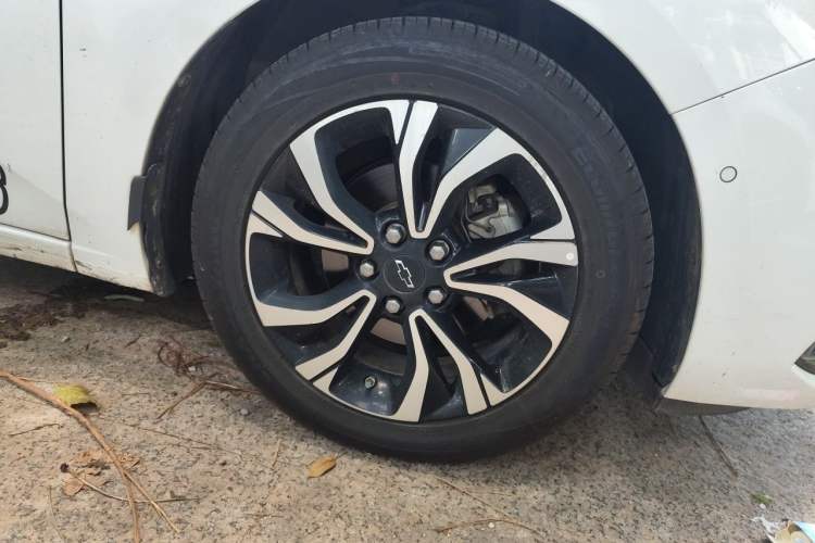 Used Chevrolet Monza 2020 Light Hybrid RS 330T Automatic Thrill Edition Right Front Wheel Hub
