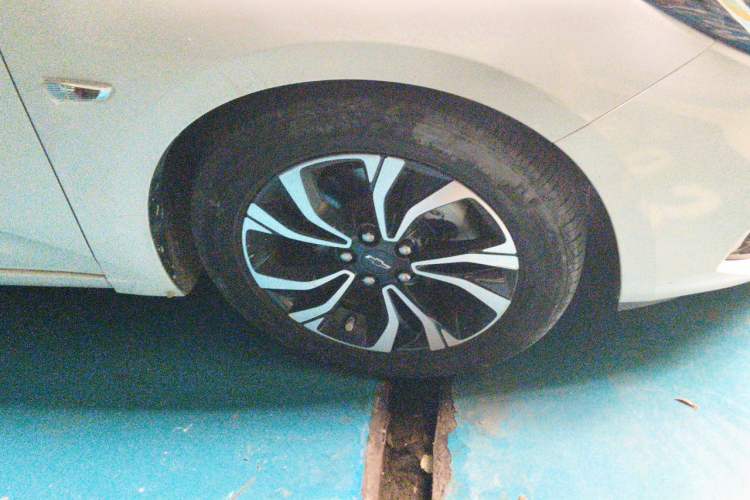 Used Chevrolet Monza 2020 Light Hybrid RS 330T Automatic Comfort Edition Right Front Wheel Hub