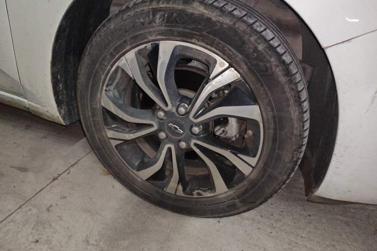 Used Chevrolet Monza 2020 Light Hybrid RS 330T Automatic Comfort Edition Right Front Wheel Hub
