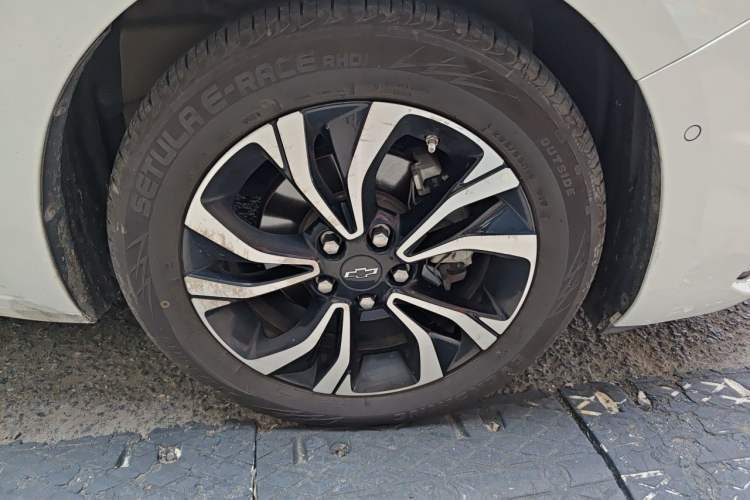 Used Chevrolet Monza 2020 Light Hybrid RS 330T Automatic Thrill Edition Right Front Wheel Hub