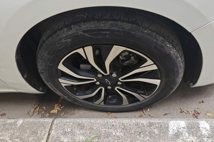 Used Chevrolet Monza 2020 Light Hybrid RS 330T Automatic Comfort Edition Right Front Wheel Hub