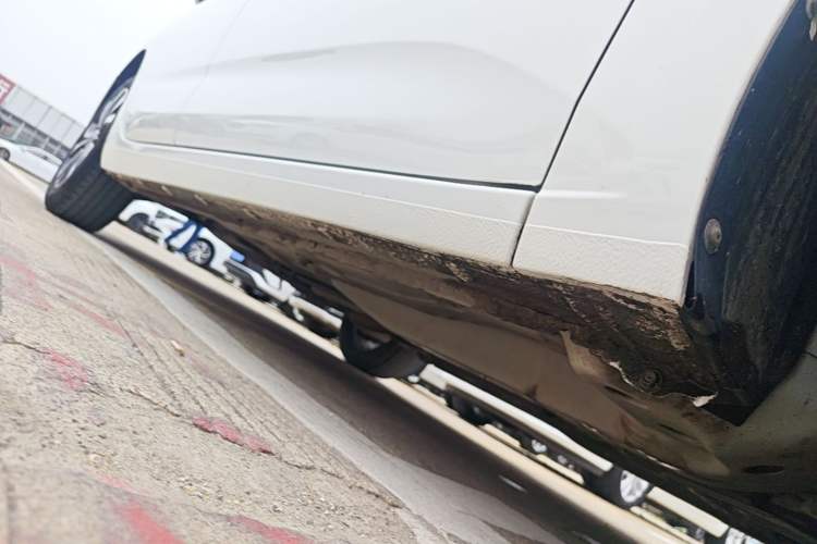 Used Chevrolet Monza 2020 Light Hybrid RS 330T Automatic Comfort Edition Right Side Sill