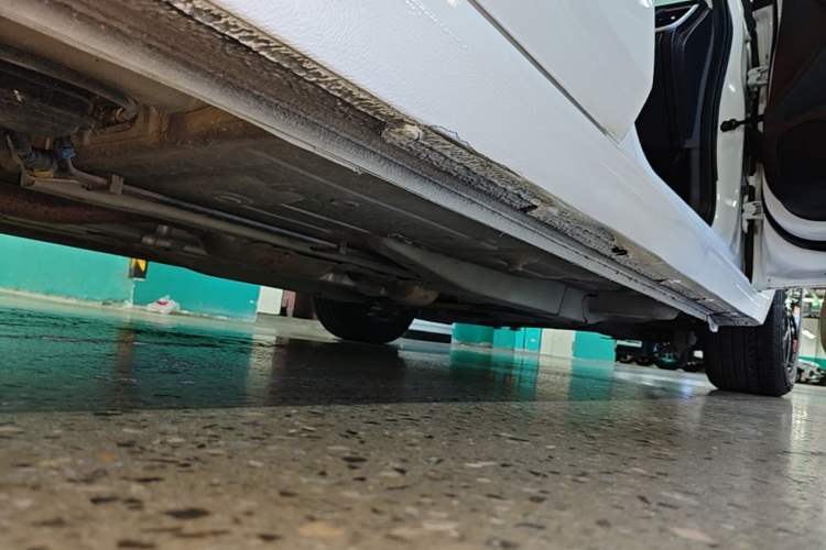 Used Chevrolet Monza 2020 Light Hybrid Redline 320T Dual-Clutch Thrilling Edition Right Side Sill